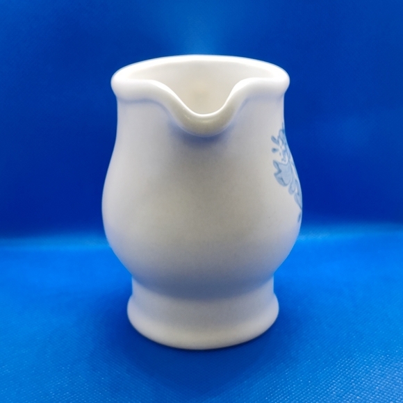 Vtg 4.5" Pfaltzgraff Yorktowne Blue Flower Stoneware Creamer Pitcher, Marked 24 - Picture 5 of 6